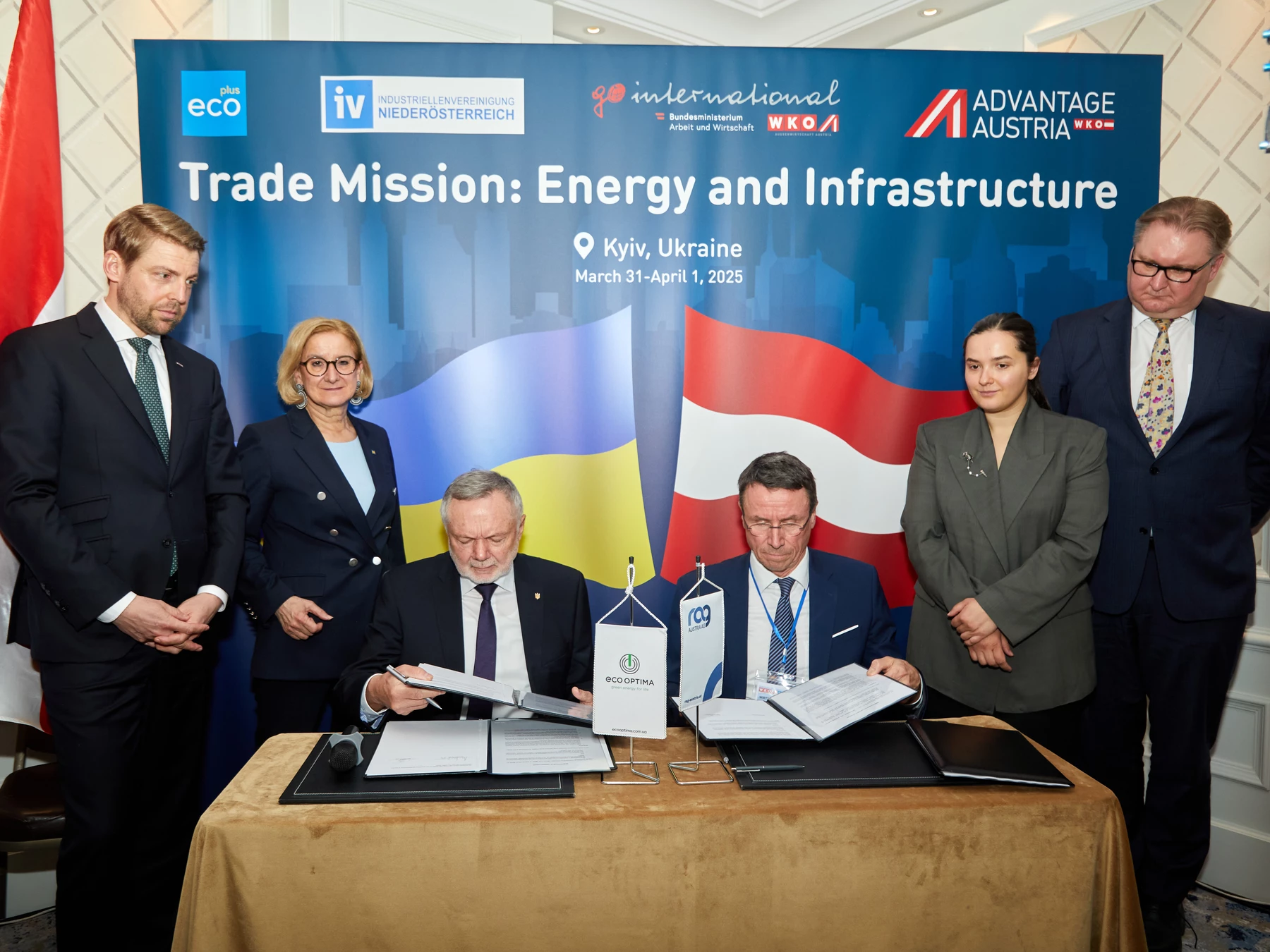 Unterzeichnung des Memorandum of Understanding von Zinovii Kozytskyi (Gründer Eco-Optima) und Markus Mitteregger (CEO RAG Austria)