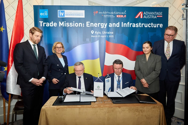 Signing of the Memorandum of Understanding by Zinovii Kozytskyi (founder of Eco-Optima) and Markus Mitteregger (CEO of RAG Austria)
